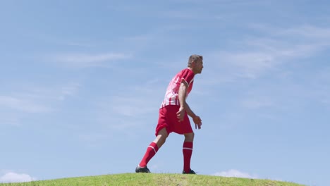 Fußballspieler,-Der-Den-Ball-Auf-Dem-Spielfeld-Kickt