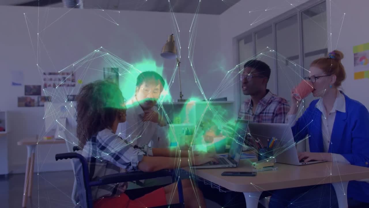 animación de la red de conexiones entre diversas compañeras y compañeros de trabajo en la oficina