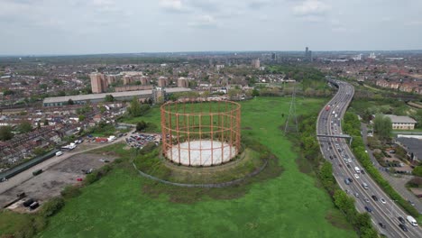 North-Circular-Road-A406-East-London,-Vereinigtes-Königreich,-Alter-Gasbehälter-Am-Straßenrand,-Antenne