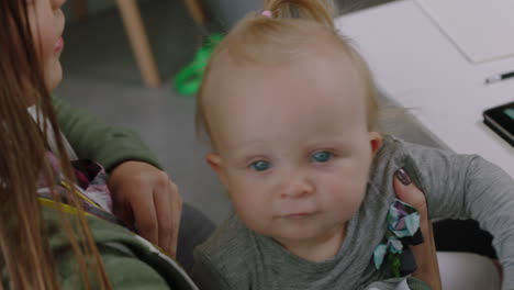 naher blick kaukasische geschäftsfrau mutter hält baby diskutiert unternehmensprojekt mit kollegen multitasking im modernen büro arbeitsplatz