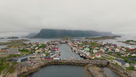 el camión conduce a lo largo de la pared rocosa en el pueblo pesquero de henningsvaer, lofoten, noruega