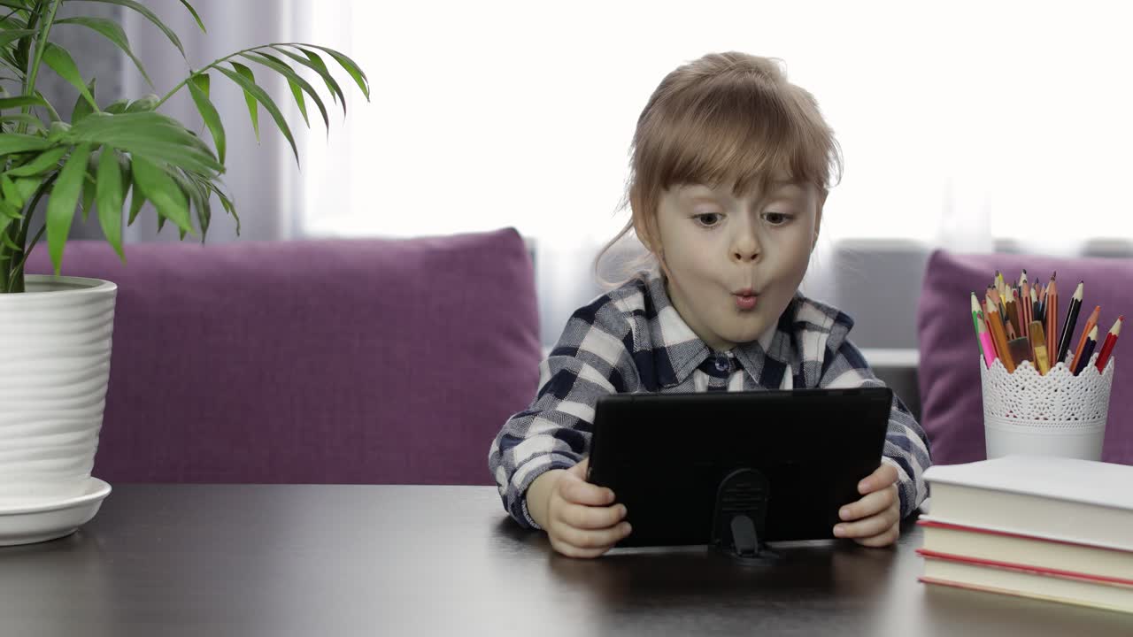niña haciendo lecciones en casa usando una tableta digital. educación a distancia