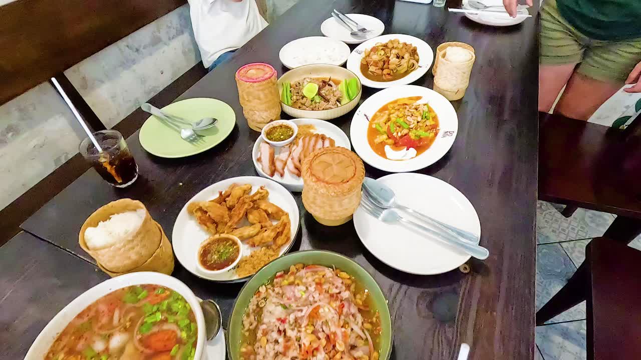 친구 들 이 함께 전통적 인 이산 요리를 즐기고 있다