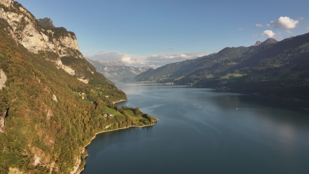 una vista desde un avión no tripulado del lago walensee, en la orilla de la cual se encuentra la ciudad de weesen