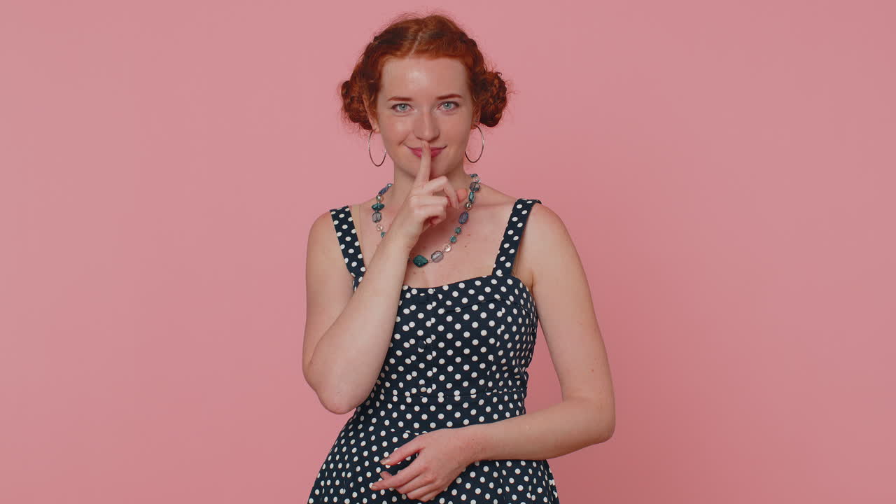 la chica presiona el dedo índice a los labios hace silencio gesto señal no dice secreto, shh estar callado