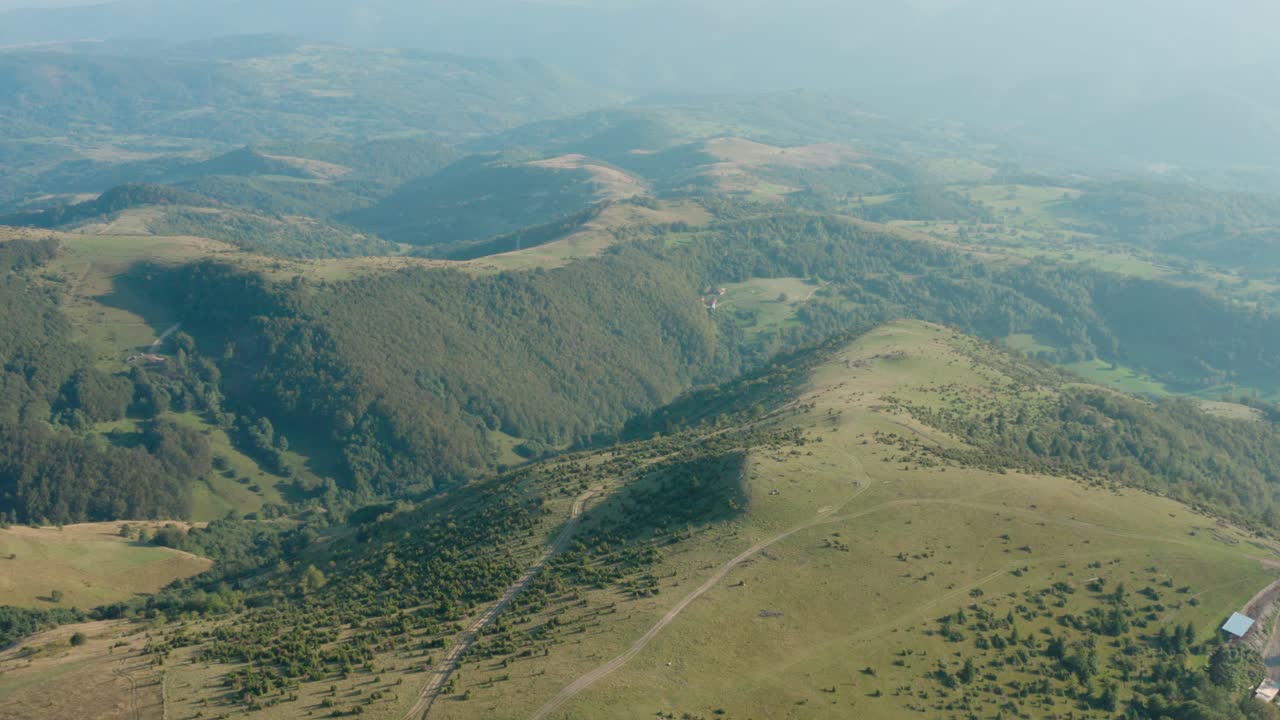 colinas verdes en un día nublado