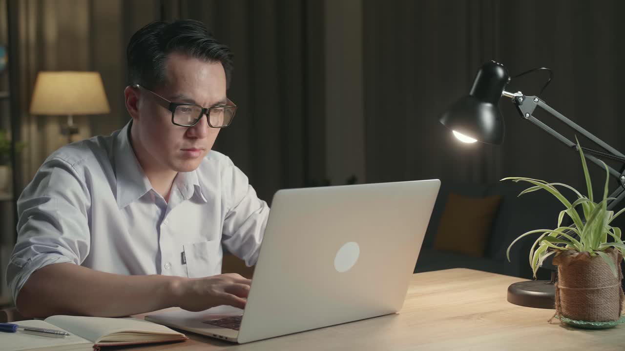 노트북에서 늦은 밤까지 일하는 남자