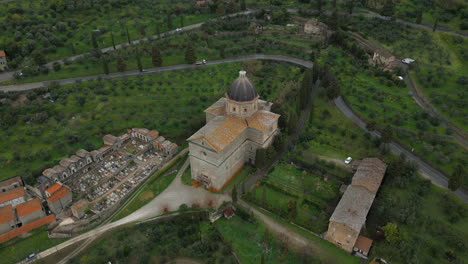 Perspectiva-Aérea:-Belleza-Aérea-De-Arezzo-Y-La-Iglesia-De-Santa-Maria-Delle-Grazie-Al-Calcinaio