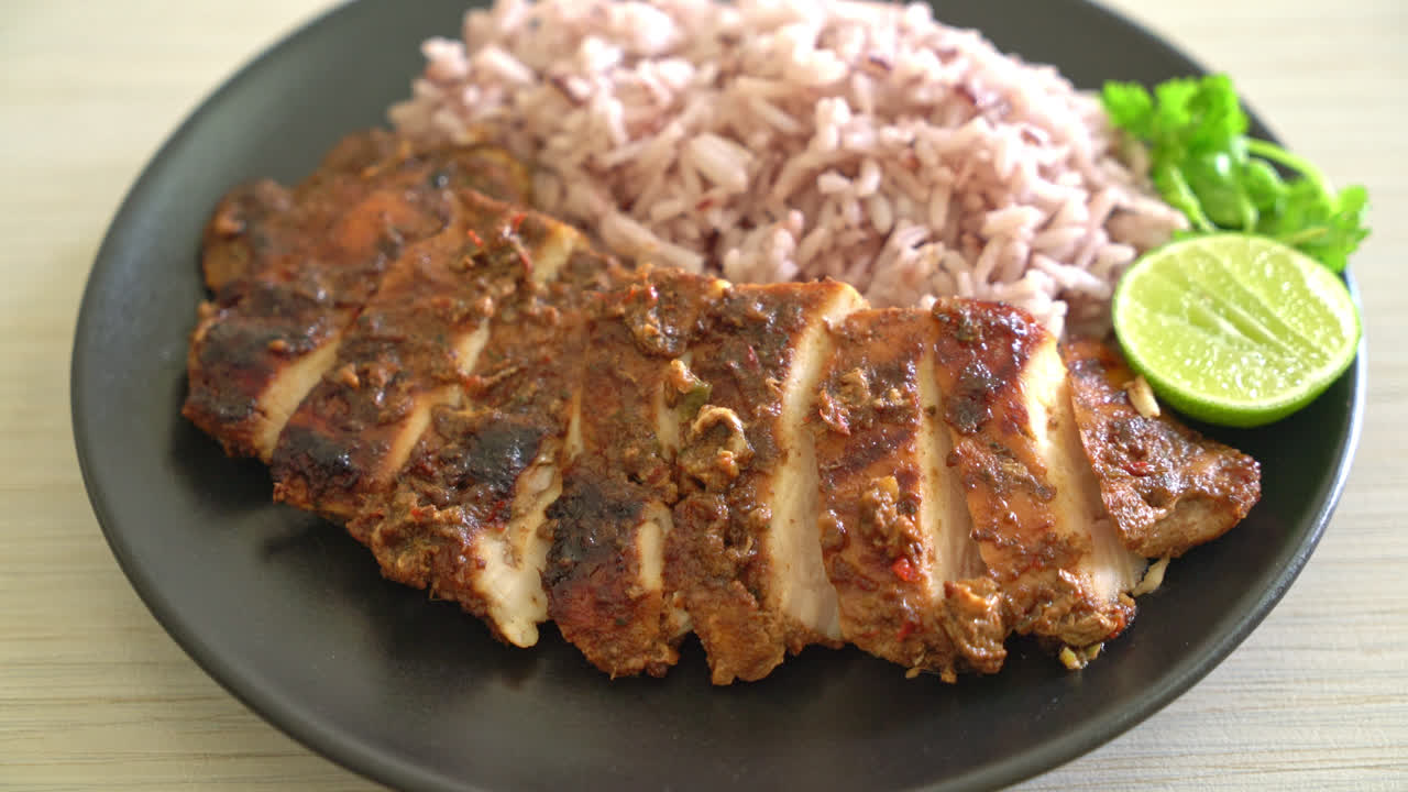 매운 구운 자메이카 저크 치킨 라이스 - 자메이카 음식 스타일