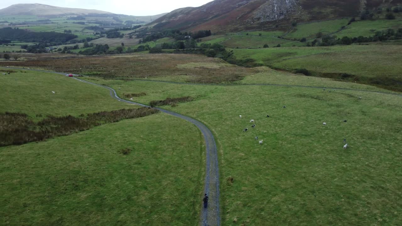 영국 레이크 디스트릭트의 대시 팜과 스키도 피크의 독특한 풍경 탐험 | 항공 샷 4k