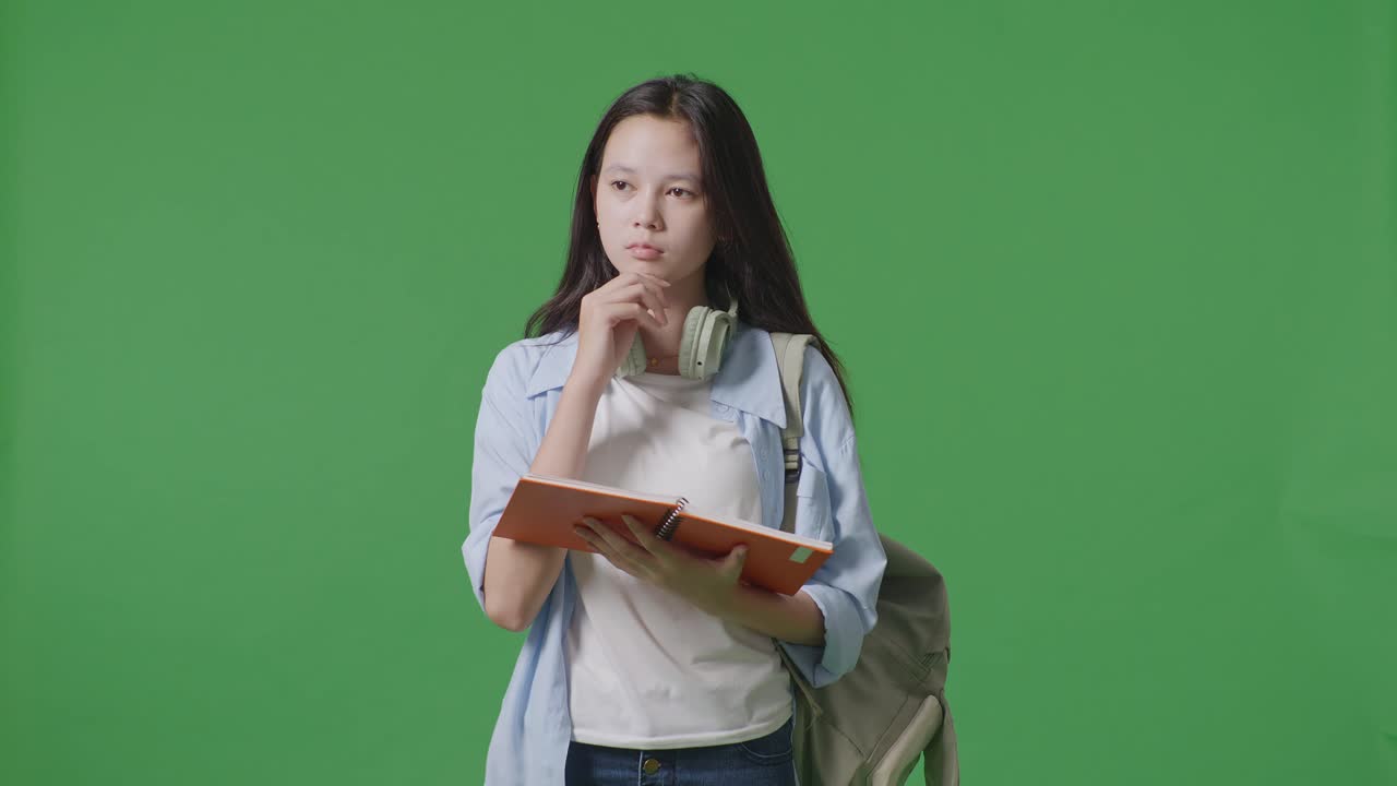 estudiante leyendo un libro en la pantalla verde