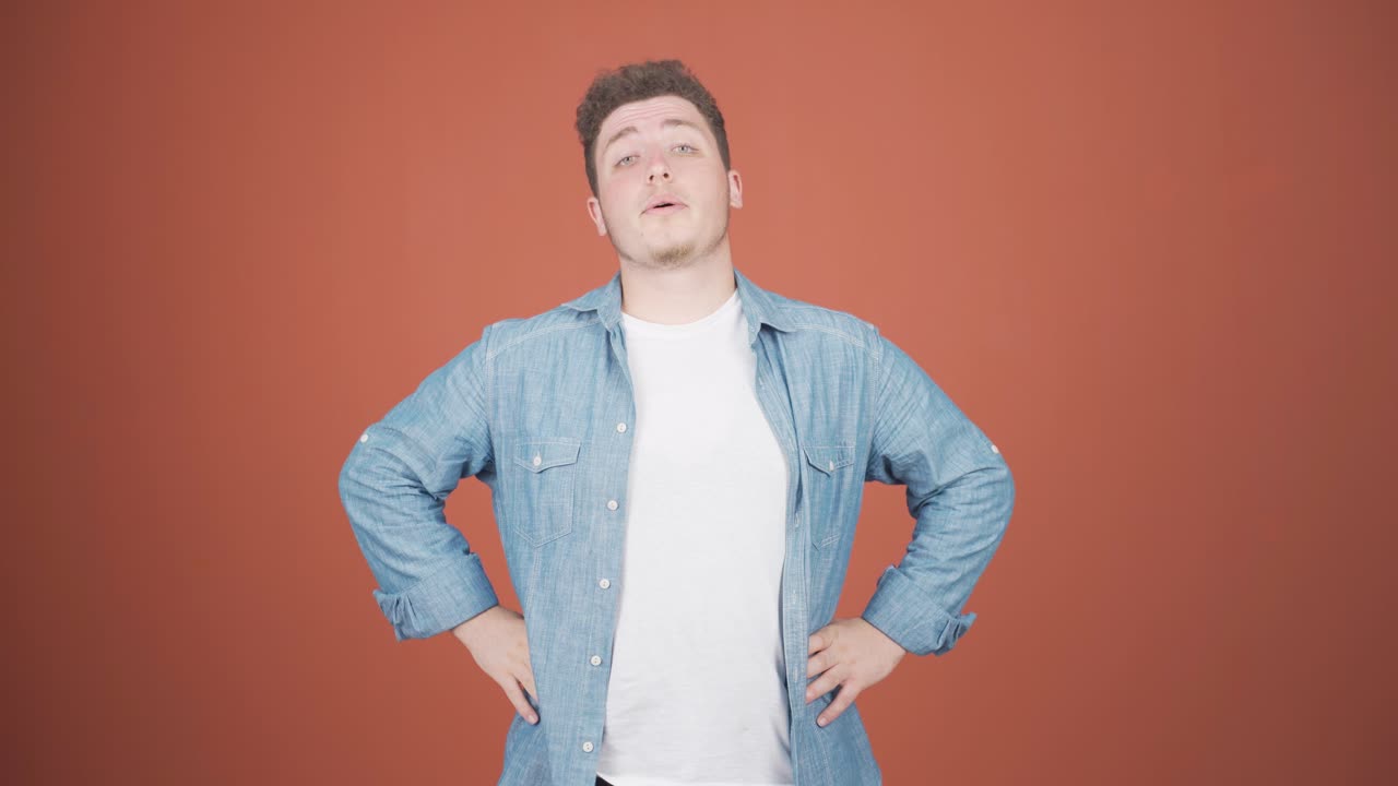 피곤해 보이는 남자.