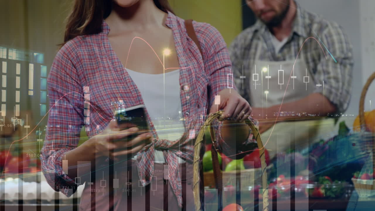 animación del procesamiento de datos sobre una mujer caucásica sonriente que usa un teléfono inteligente en la tienda