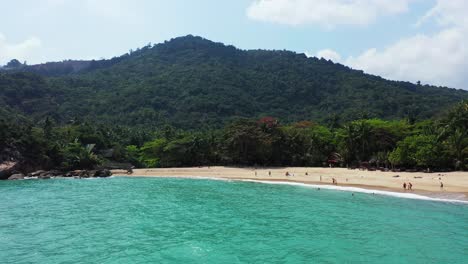 foamy-waves-washing-the-white-sand-shore-of-Koh-Phangan-island,-Thailand