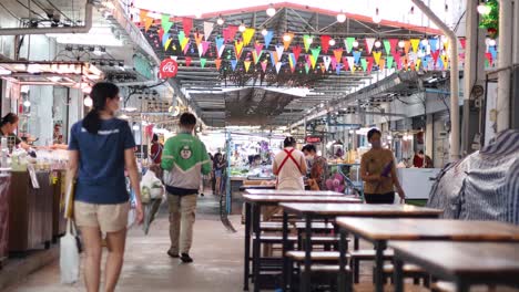 dos personas se encuentran e interactúan en un mercado concurrido.