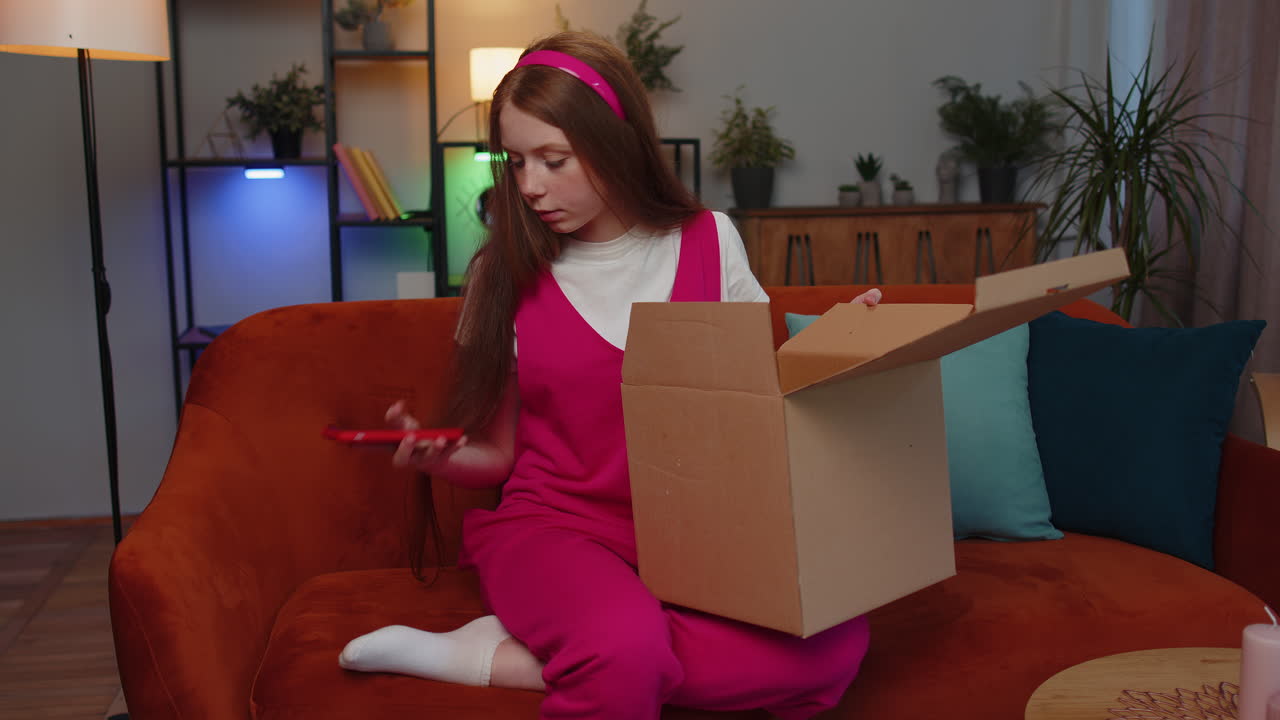 comprador enojado insatisfecho niño niña niño desempaquetando el paquete sintiéndose molesto, confundido, entrega equivocada