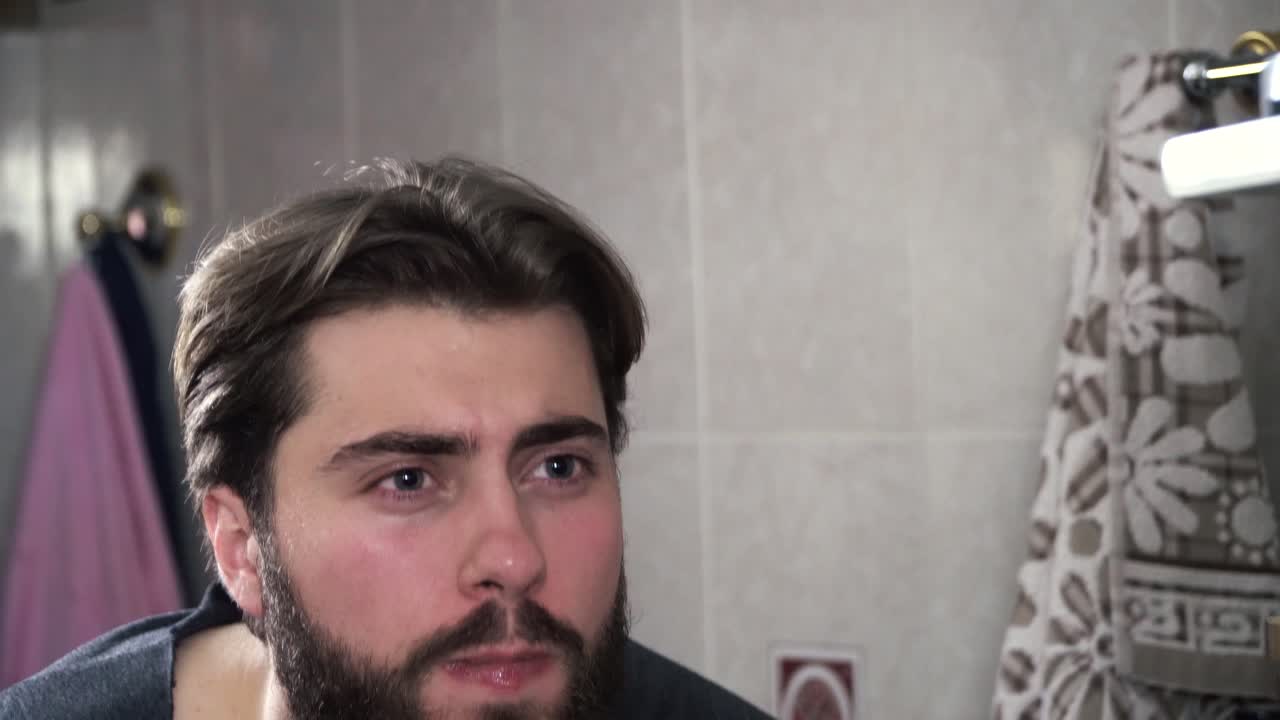 hombre afeitándose en el baño