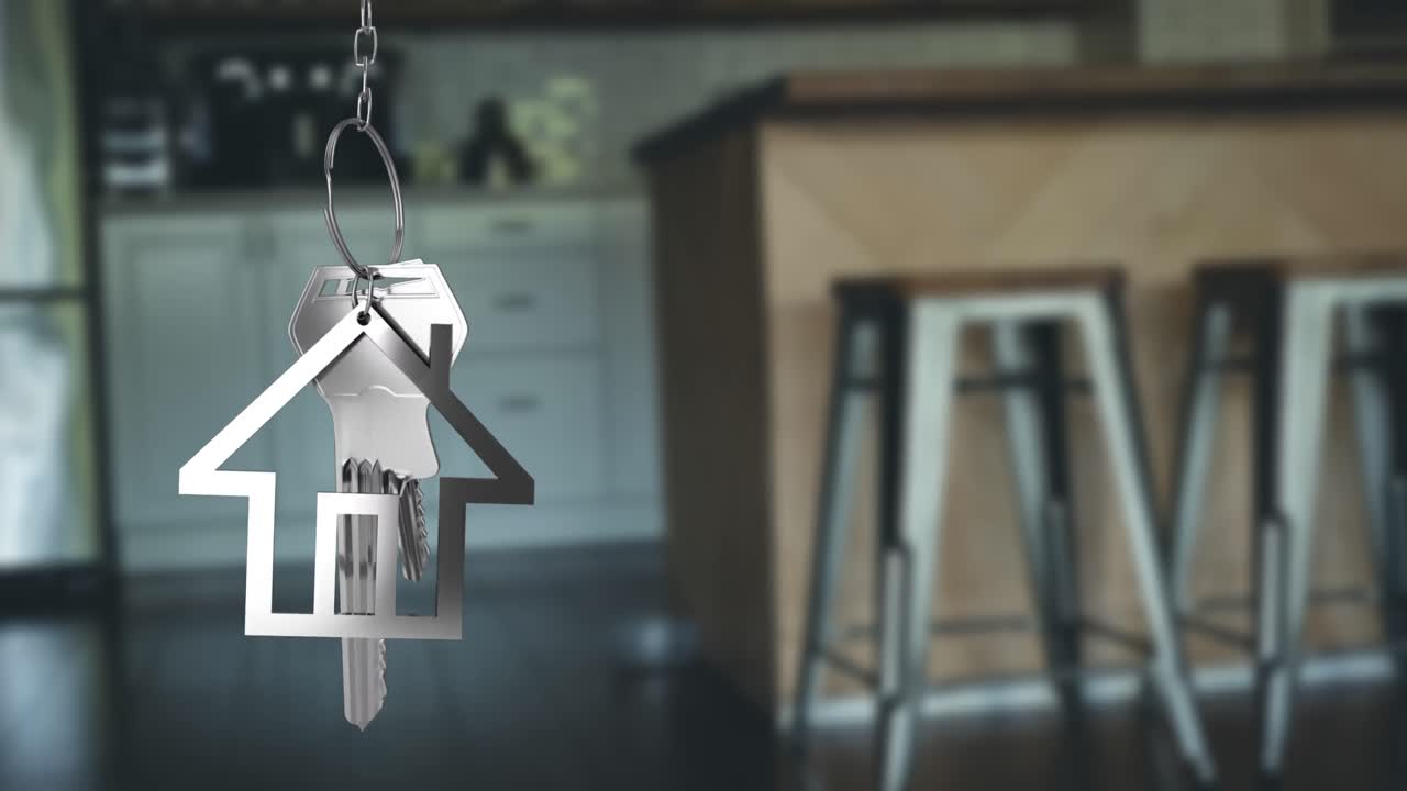 Chiavi di casa e portachiavi che pendono sopra una cucina sfocata 4K