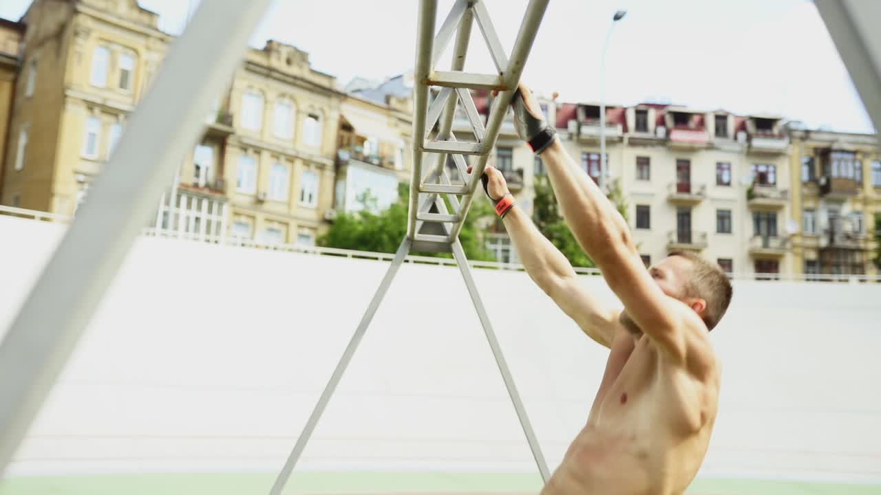 야외에서 풀업을 하는 남자