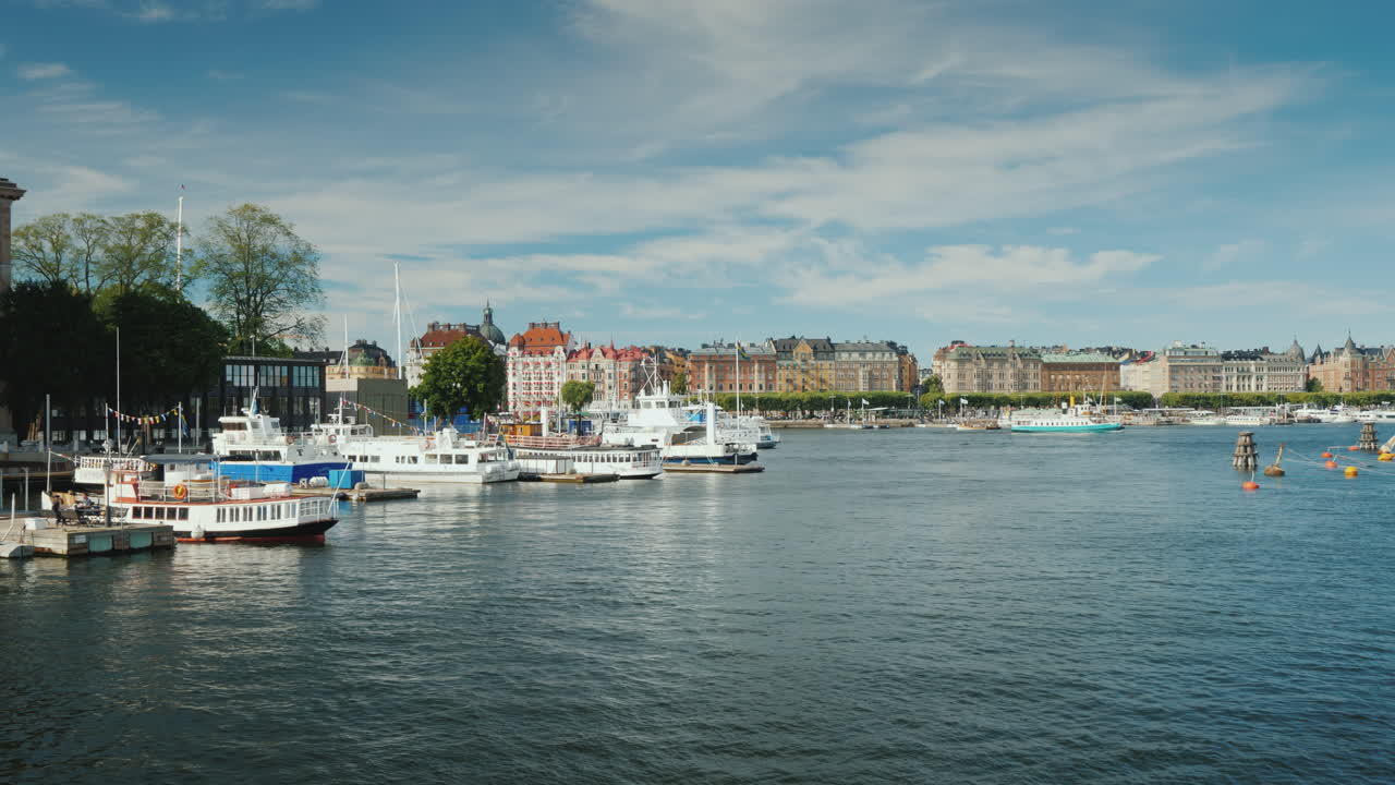 스톡홀름의 제방 아름다운 요트와 오래된 집 스웨덴의 수도에서 맑고 화창한 날