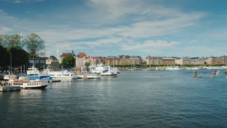 Der-Damm-Von-Stockholm-Schöne-Yachten-Und-Alte-Häuser-Ein-Klarer-Sonniger-Tag-In-Der-Hauptstadt-Von-Schweden