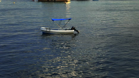 mirando pequeños botes en el puerto de tailandia