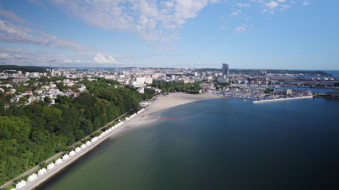 Vista Aérea para Trás do Boulevard Litorâneo de Gdynia, Polônia, Bela Localização de Calçadão à Beira-Mar ao Longo da Costa, Colina Arborizada, Marina da Praia e Paisagem Urbana Costeira no Horizonte