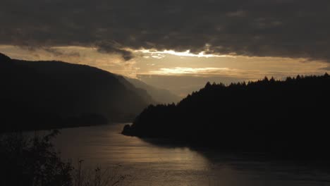 Lapso-De-Tiempo-De-La-Garganta-Del-Río-Columbia-En-Oregon-Durante-La-Puesta-De-Sol