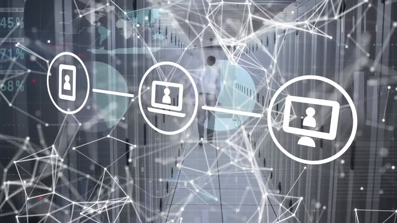 animación de iconos de medios y red de conexiones sobre el hombre caminando en la sala del servidor de computadora
