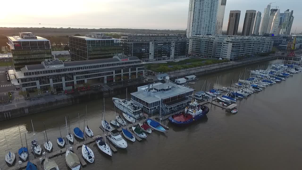 escena aerea con drones