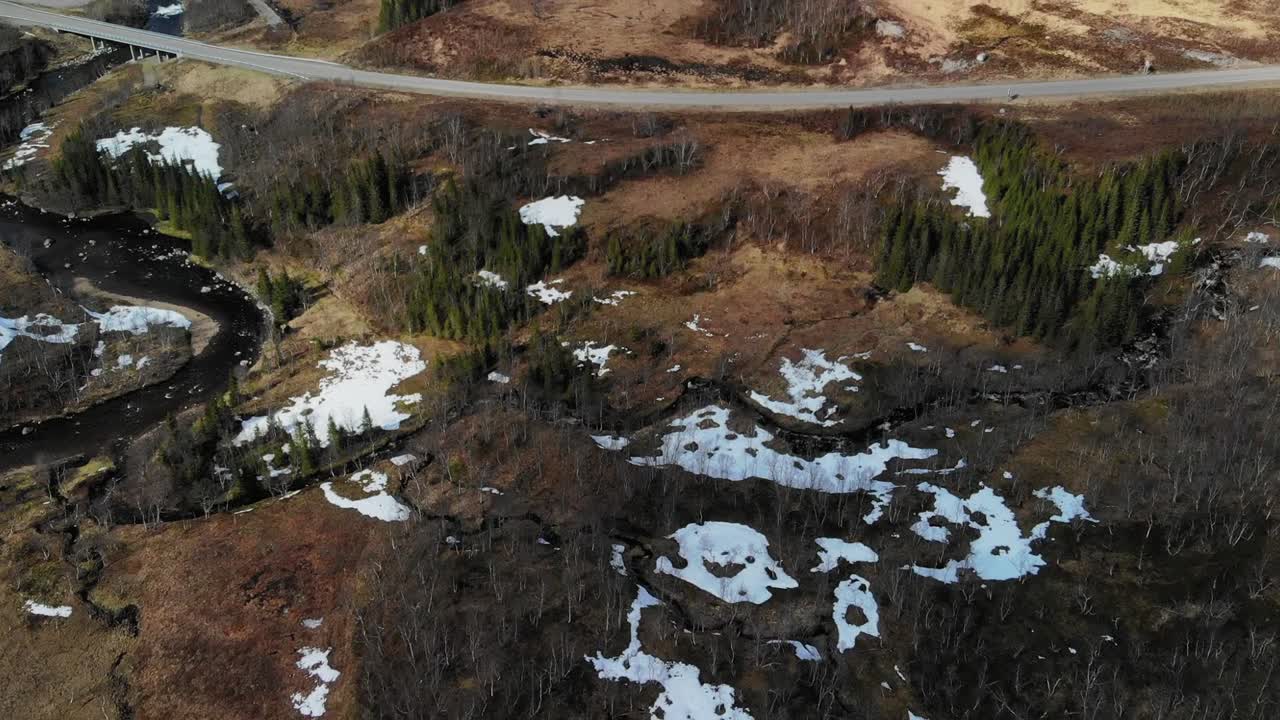 наклонный аэрофотоснимок красивого горного ландшафта с долиной