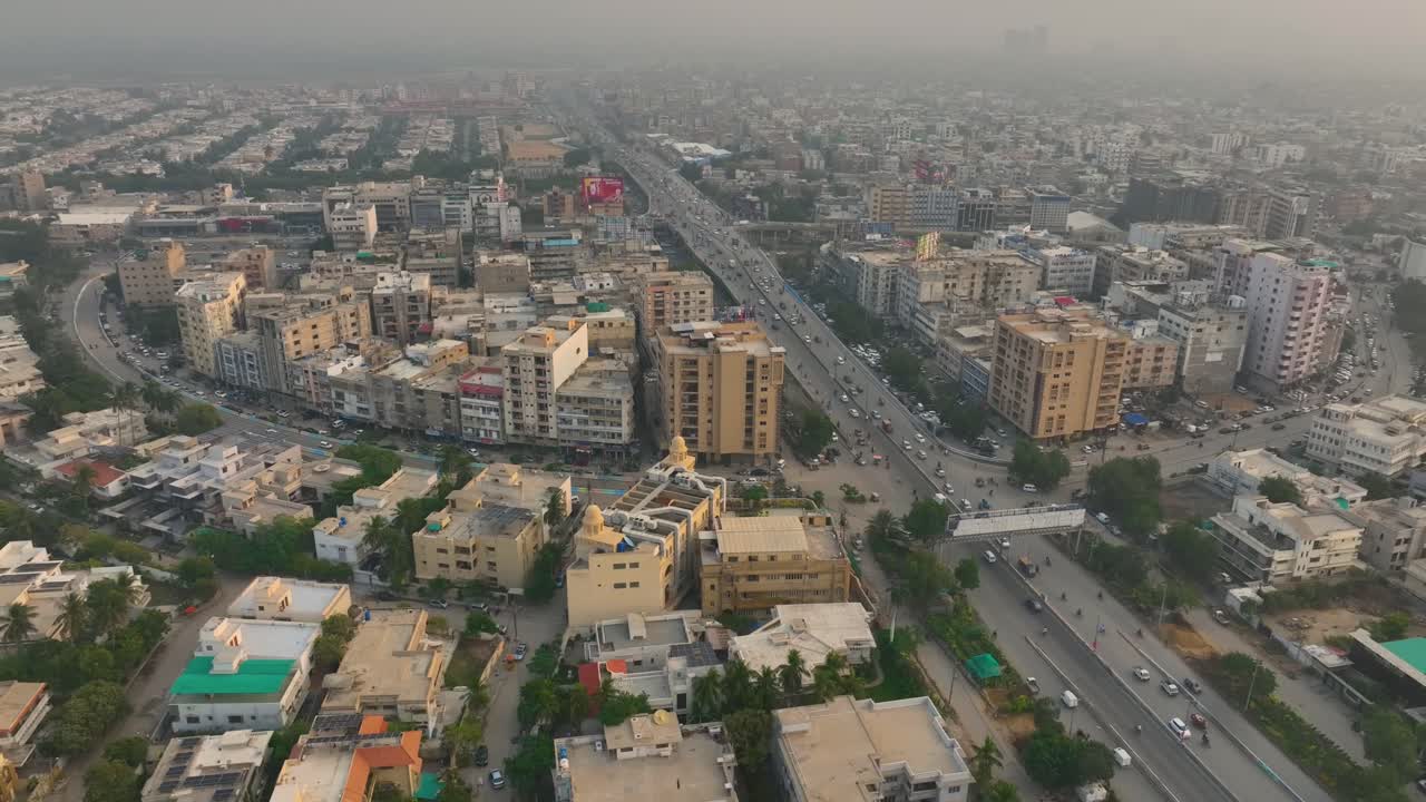 vista desde el punto de vista de un avión no tripulado de la carretera shahra-e-faisal karachi en karachi