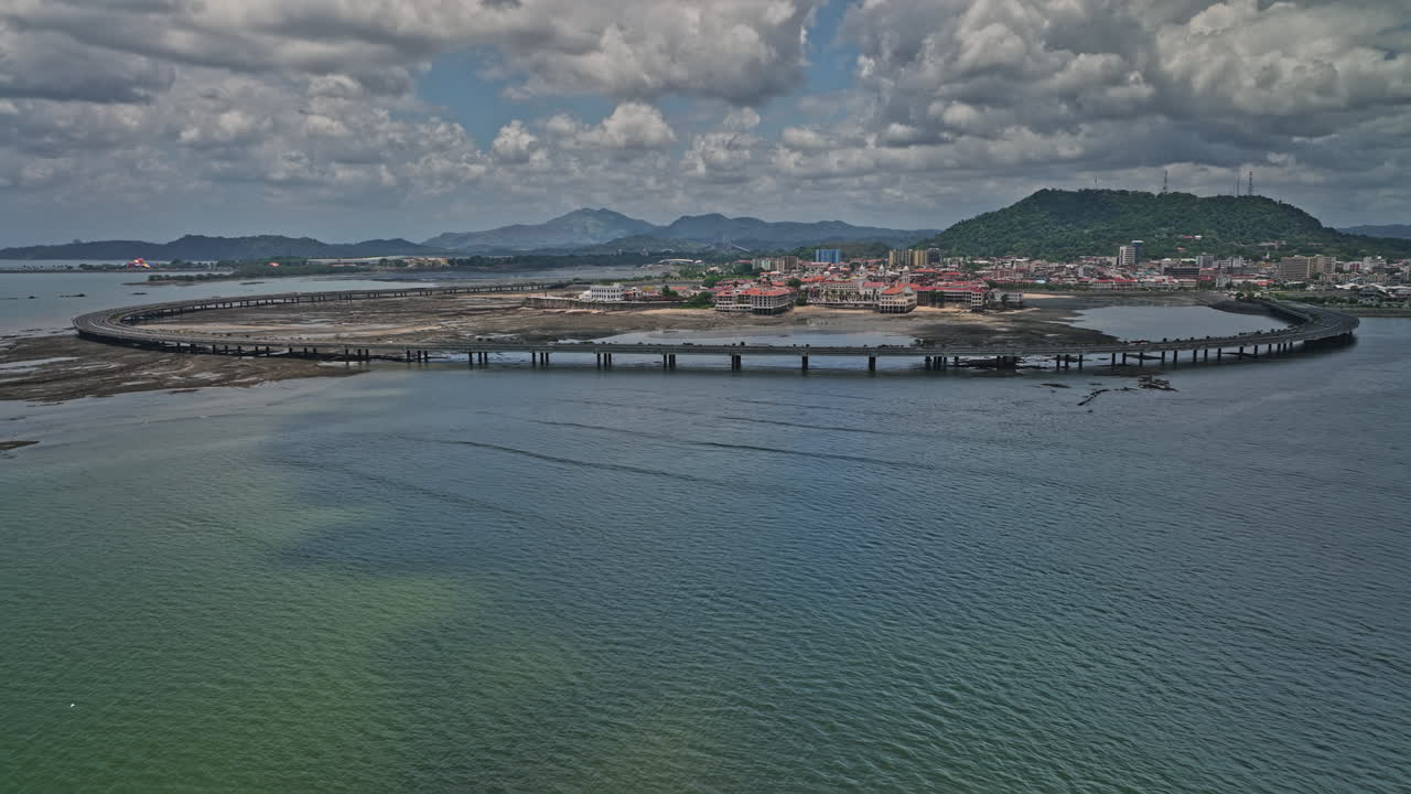 agua de la bahía aérea v99 de la ciudad de panamá con tráfico en la circunvalación costera capturando el distrito histórico colonial español del casco viejo con el cerro ancón al fondo - filmado con el cine mavic 3 - abril de 2022