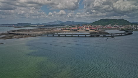 Agua-De-La-Bahía-Aérea-V99-De-La-Ciudad-De-Panamá-Con-Tráfico-En-La-Circunvalación-Costera-Capturando-El-Distrito-Histórico-Colonial-Español-Del-Casco-Viejo-Con-El-Cerro-Ancón-Al-Fondo---Filmado-Con-El-Cine-Mavic-3---Abril-De-2022