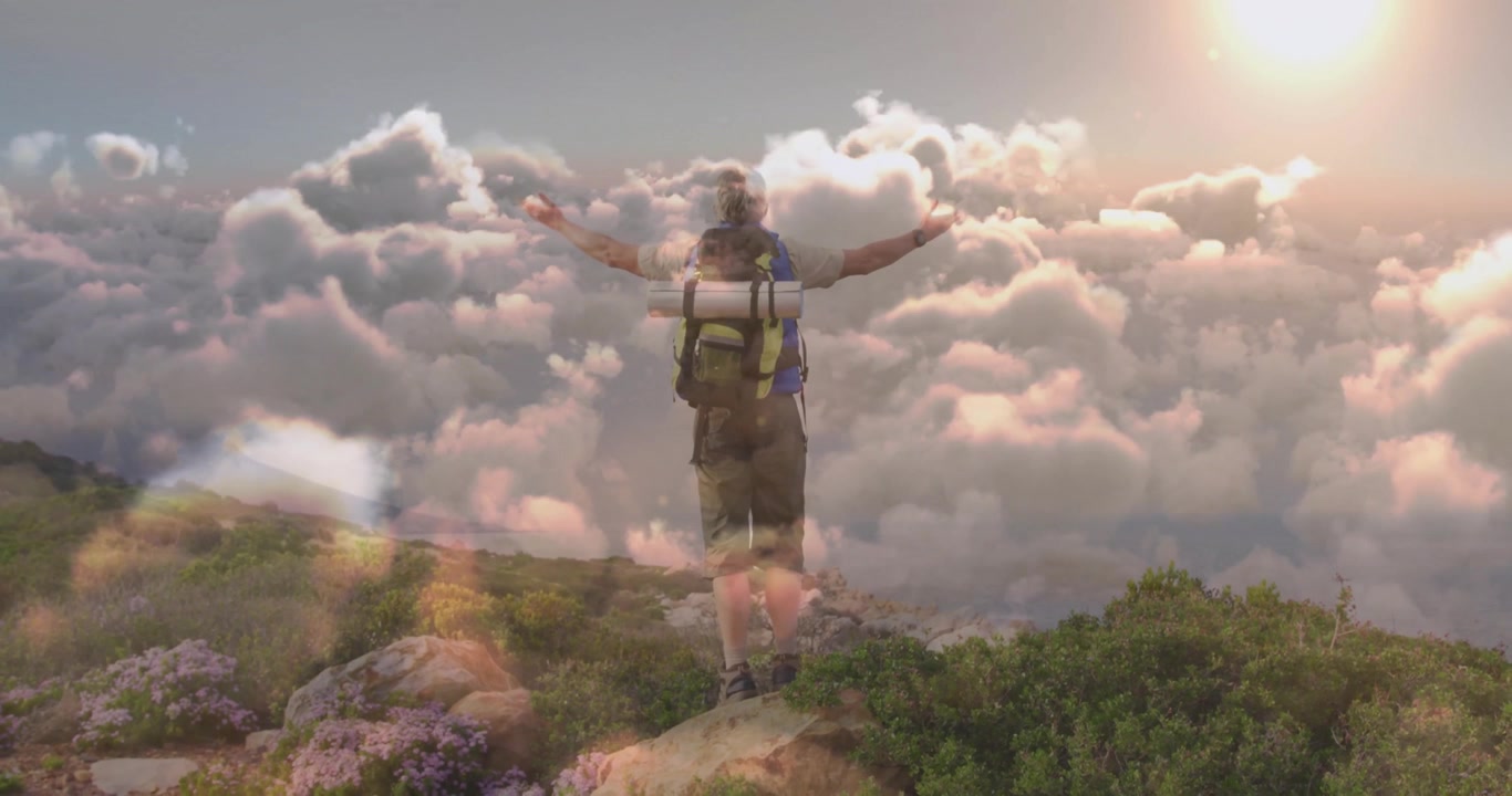 Männlicher Wanderer hebt die Arme, während die Sonne am Gipfel aufgeht, inspirierendes Marketing mit animiertem Sonnenaufgangsglühen.