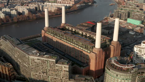 tomada aérea de primer plano detrás de la central eléctrica de battersea reconstruida