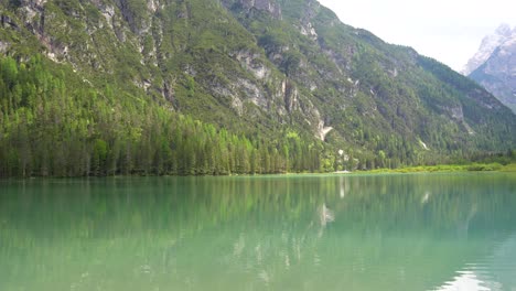 Hermosas-Imágenes-De-Fondo-Del-Lago-Di-Landro,-Lago-Dolomitas-Con-Fondo-De-Montaña-Nevada