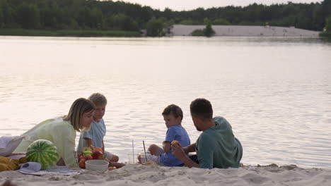 Familia-Haciendo-Picnic-En-La-Playa