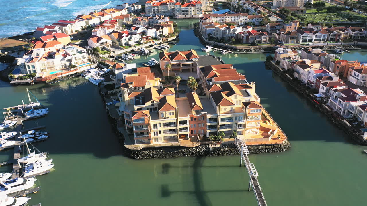 바다와 도시가 완벽하게 공존하고 있습니다.