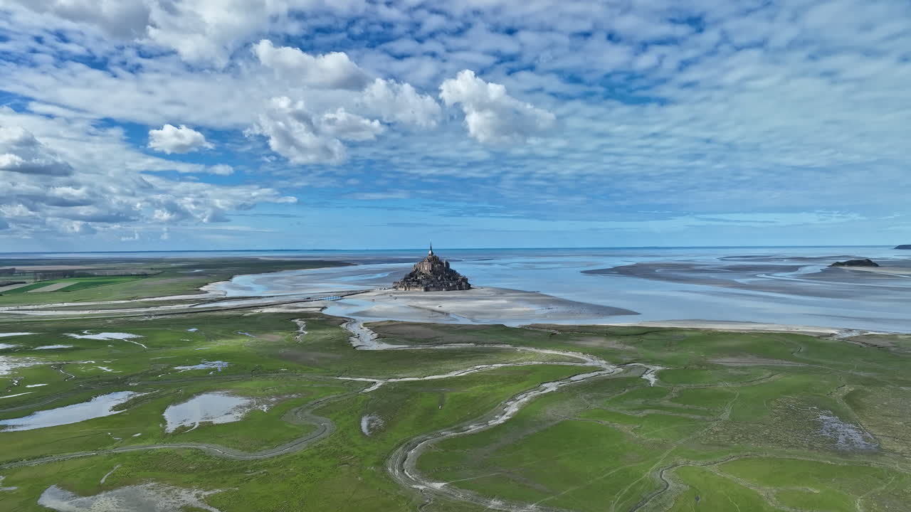 드론에서 볼 수 있는 몬트 세인트 미 (mont saint-michel) 은 해안가에 있는 놀라운 섬 요새입니다.
