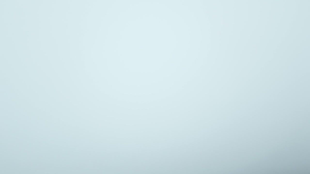 vuelo supersónico visto por el piloto de un avión de combate volando a través de las nubes