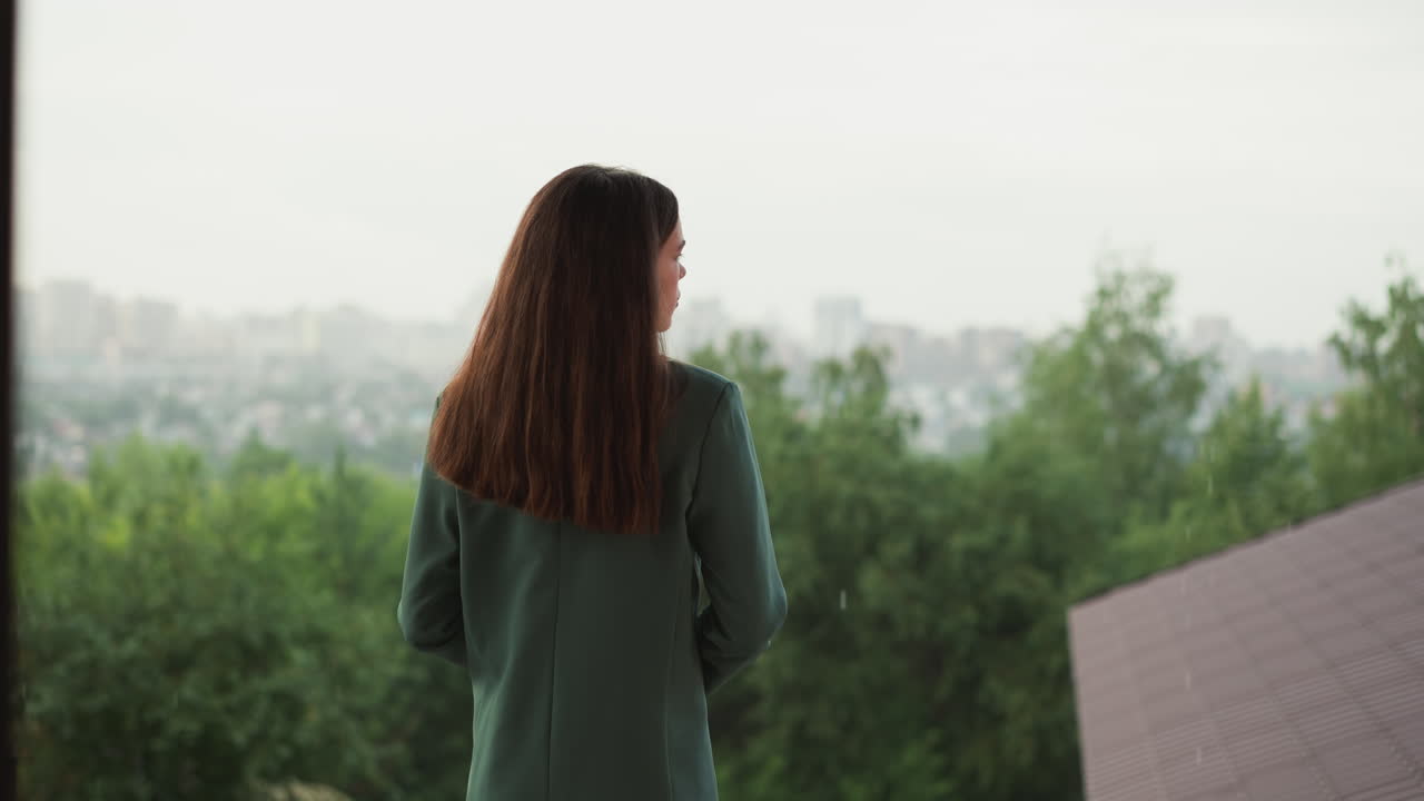 불안한 여자가 비가 내리면 지붕 위에 서 있습니다. 상업 활동의 실패에 지쳤던 사업가는 삶을 끝내는 것에 대해 생각합니다. 회사의 재정적 붕괴.