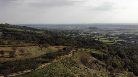 Vista-Aérea-Escénica-Sobre-El-Paisaje-Rural-De-Cheddar-Gorge-En-Segundo-Plano.