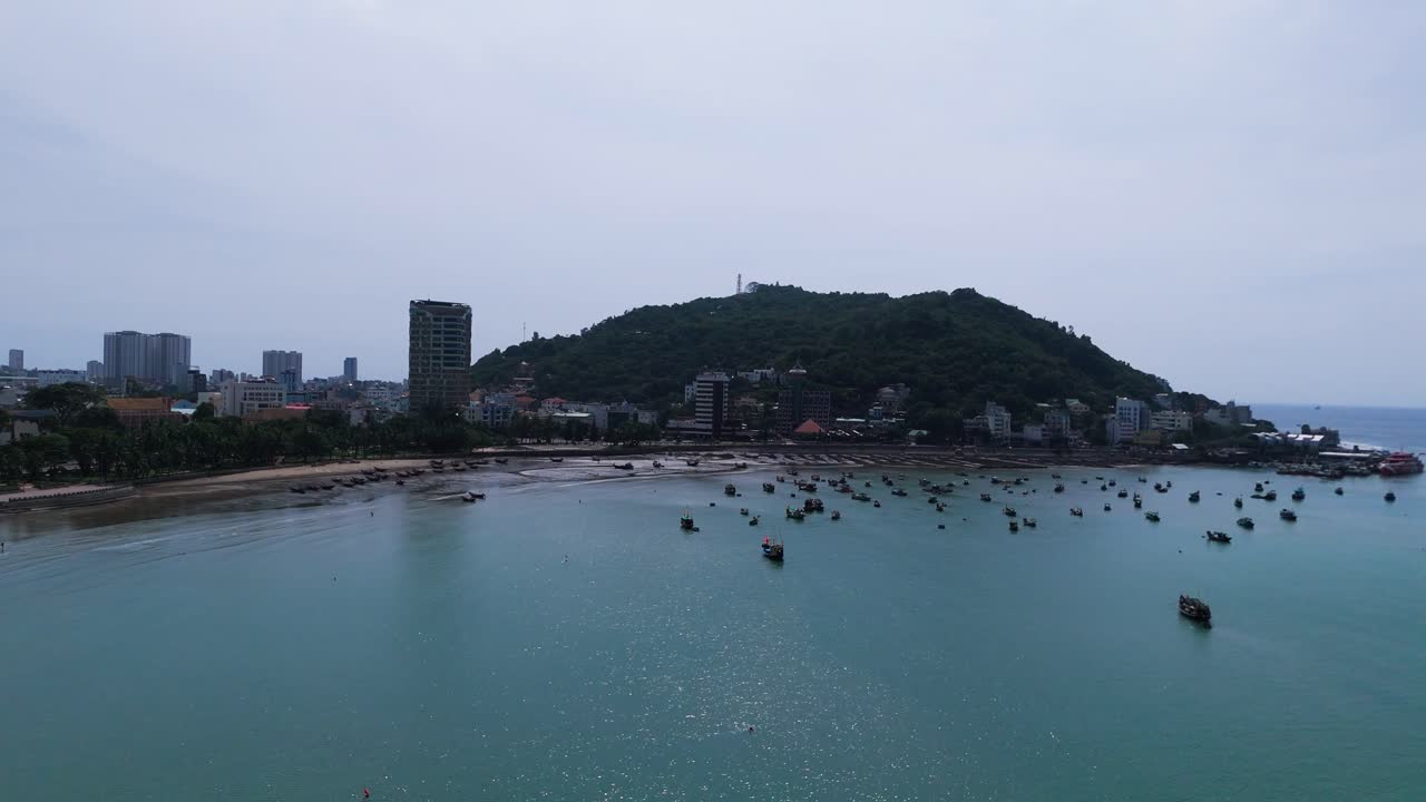 vista aérea de los barcos de pesca en la playa de vung tau.