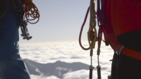 Traditionelle-Kletterer-Mit-Nocken-In-Großer-Höhe-Mit-Blick-Auf-Das-Wolkenmeer