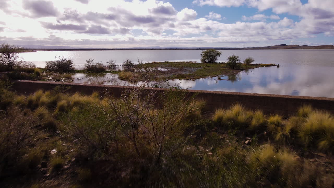 drone dolly riser sobre la pared de la presa oeste de beaufort y la superficie con un hermoso cielo