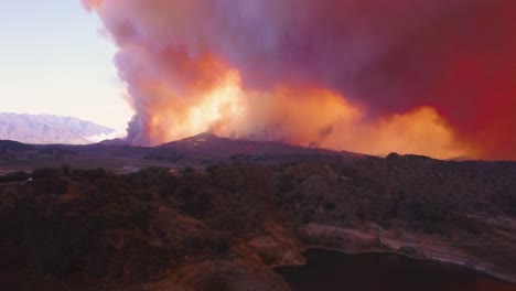 Remarkable-aerial-over-the-huge-Thomas-Fire-burning-in-the-hills-of-Ventura-County