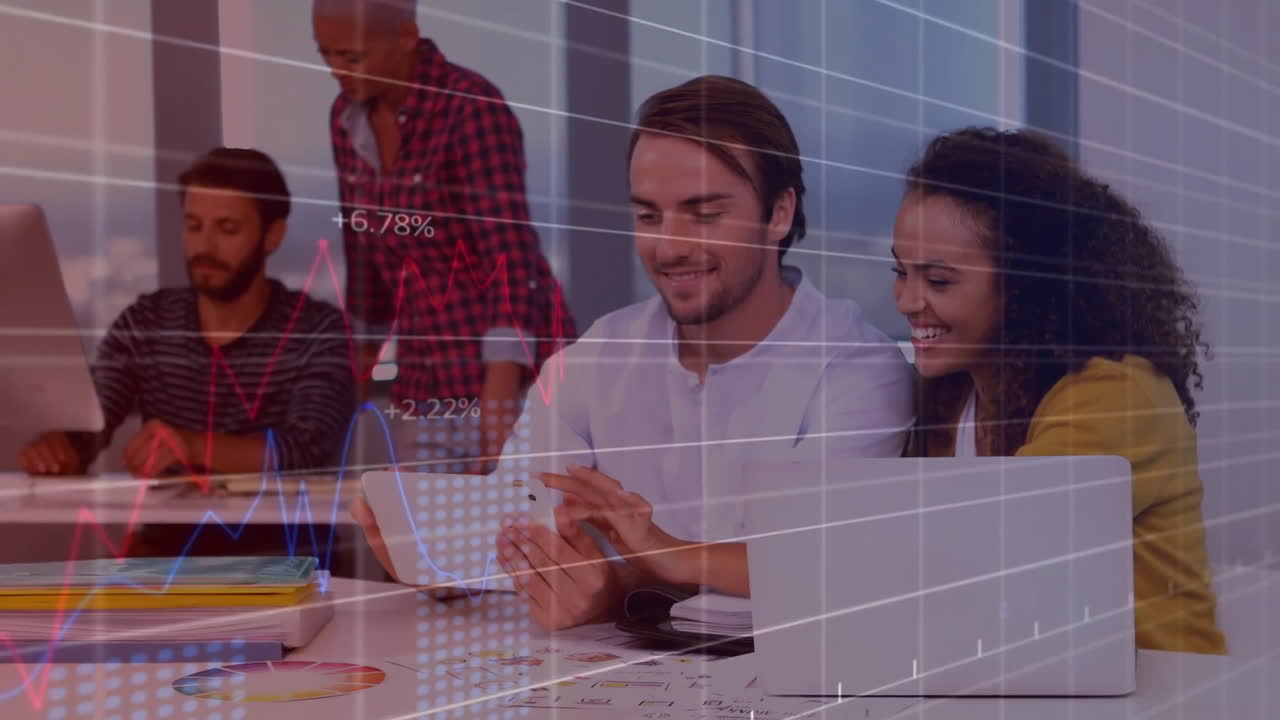 animación del procesamiento de datos financieros sobre diversas personas de negocios en la oficina