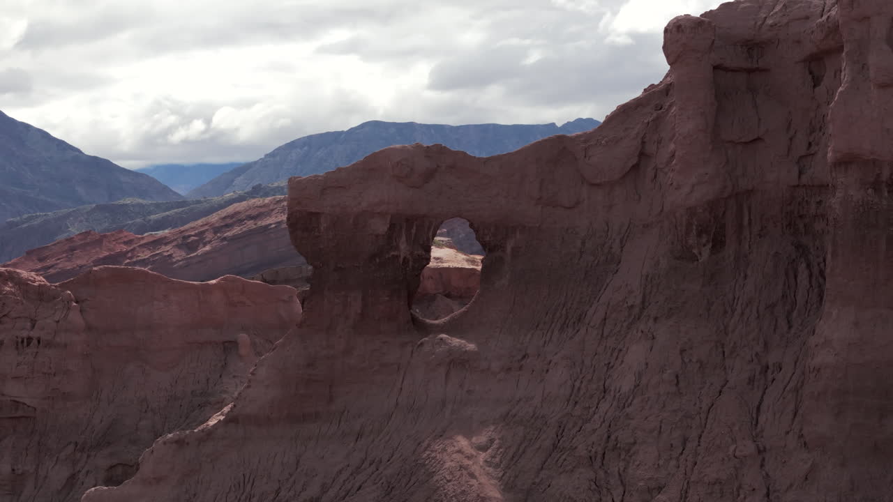 Formazione rocciosa con finestra naturale nella Quebrada de las Conchas, Cafayate, Salta, Argentina