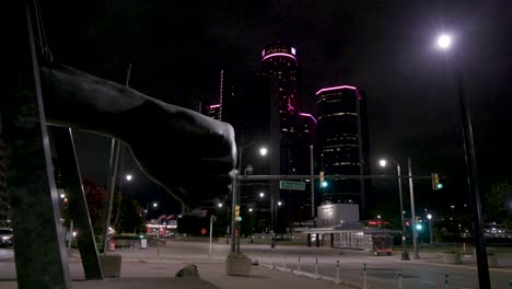 estatua del puño de joe louis en detroit, michigan con video cardán caminando hacia adelante vista lateral por la noche